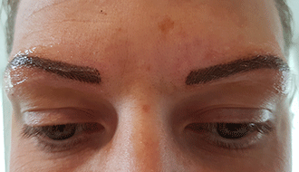 Kosmetisk tatuering av ögonbryn på Hälsokällans hudvård i Hörby.